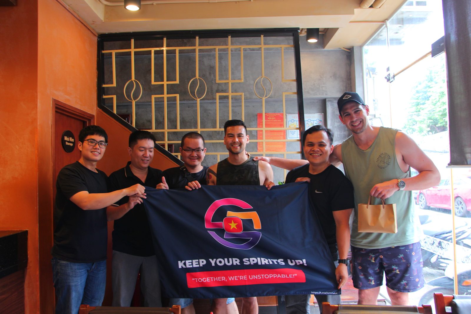 Văn Hưng cùng cộng đồng World Mobile Việt Nam trong buổi meetup với banner Keep Your Spirits Up