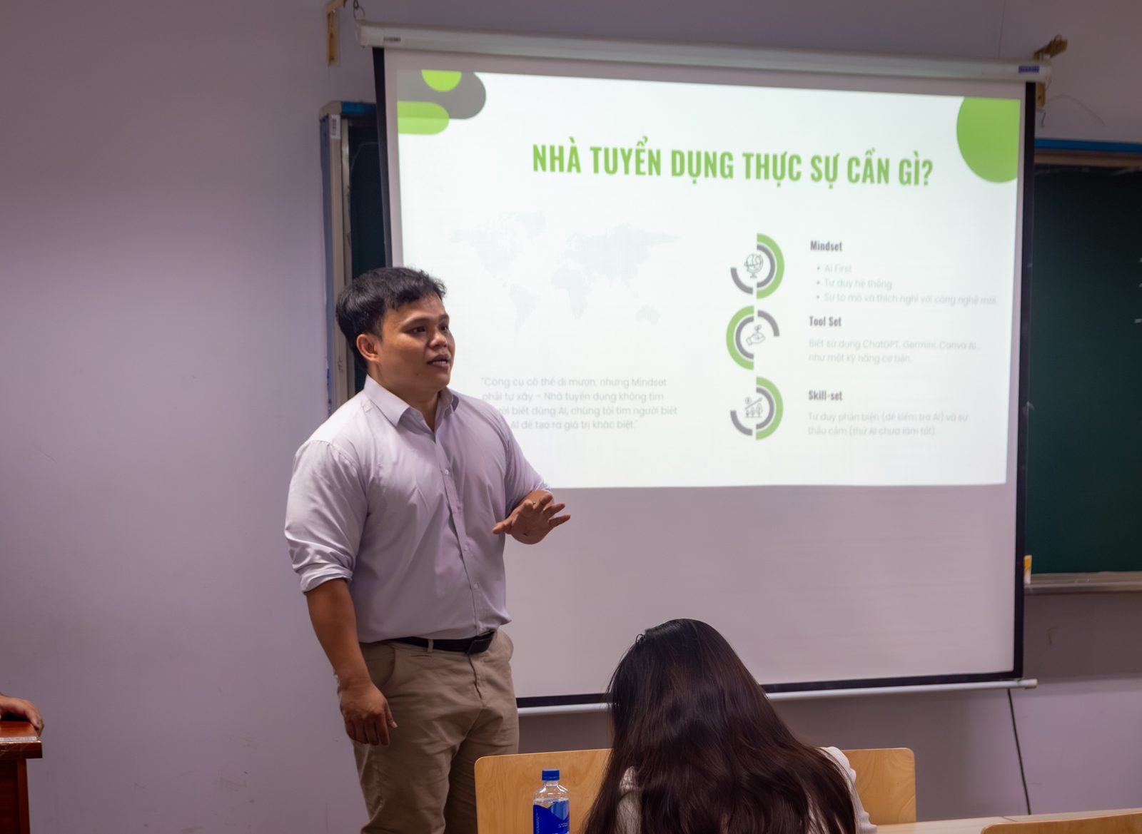 Văn Hưng đứng lớp giảng dạy về AI và kỹ năng cho học viên
